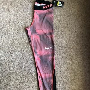 NWT Nike Pyramid Tights Cropped Length Size Small